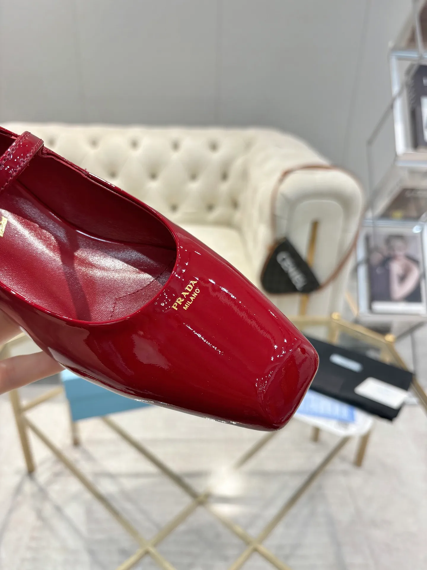 👟👟Ex-factory price 580👟👟 (imitation leather bottom-20) New arrival 👉Ready stock👈Remove the original board and make a 1:1 replica‼ ️ The highest version of Prada's early spring catwalk hot style 😘The latest spring style Retro Mary Jane series Genuine leather sole, simulated leather sole, a must-have for goddesses Super comfortable on the feet, reducing age 👉The upper is made of imported cowhide leather, comfortable and small square toe, retro and playful, lining + foot pads, imported sheepskin lining, breathable and comfortable (1.5 high small insert heel) ) Matched private model buckle (all original logos) Size 35M-39M (34 40 41 42 customized, non-returnable and non-exchangeable)